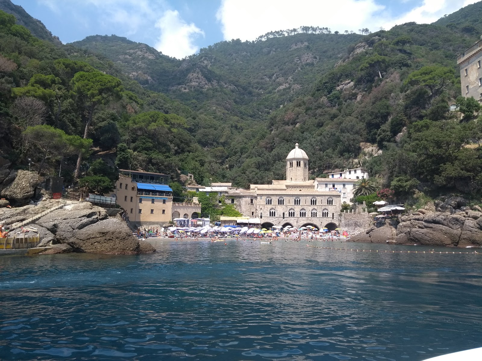 Spiaggia San Fruttuoso'in fotoğrafı plaj tatil beldesi alanı