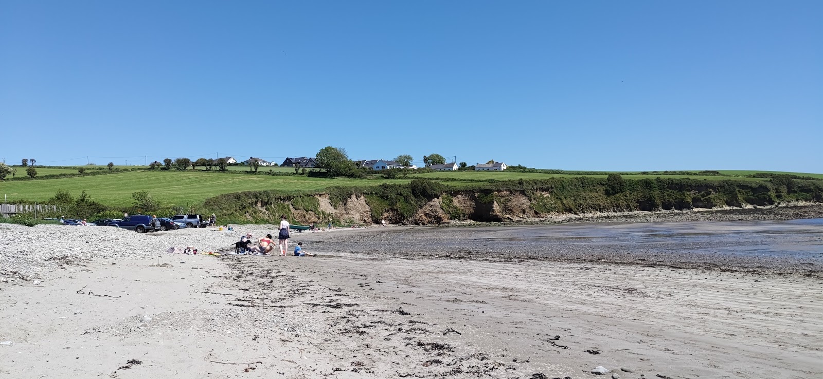 Foto von Broadstrand Bay Beach mit beiger sand & steine Oberfläche