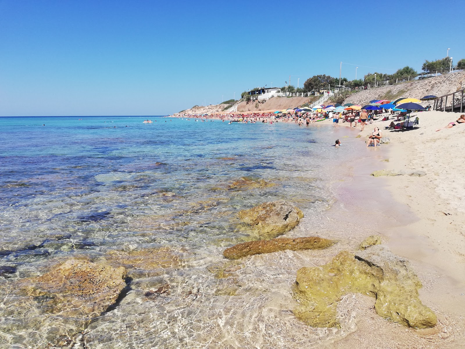 Spiaggia dell'Acquadolce'in fotoğrafı mavi saf su yüzey ile