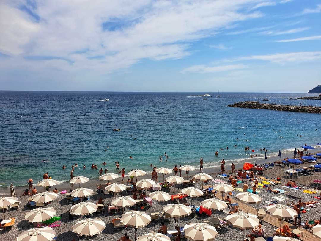 Spiaggia di Amalfi Coast'in fotoğrafı uçurumlarla desteklenmiş