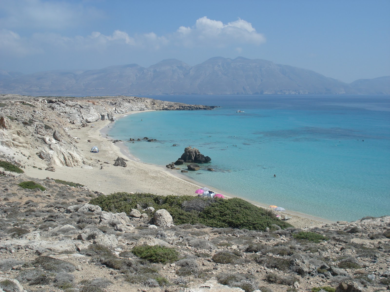 Armathia Beach'in fotoğrafı uçurumlarla desteklenmiş