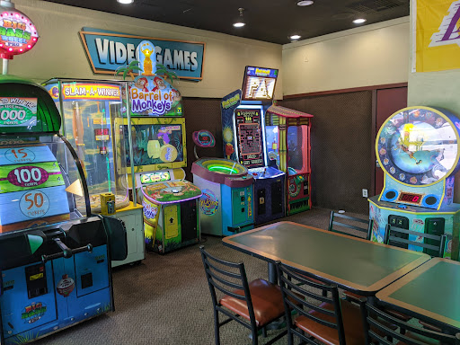 Pizza Restaurant «Round Table Pizza», reviews and photos, 5250 Faculty Ave, Lakewood, CA 90712, USA