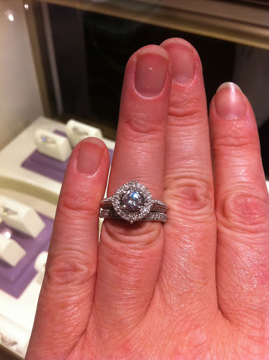 Jewelry Store «Helzberg Diamonds», reviews and photos, 1201 Lake Woodlands Dr Suite #2058, The Woodlands, TX 77380, USA