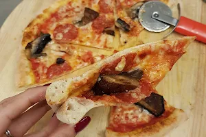 Pizza Delizia image