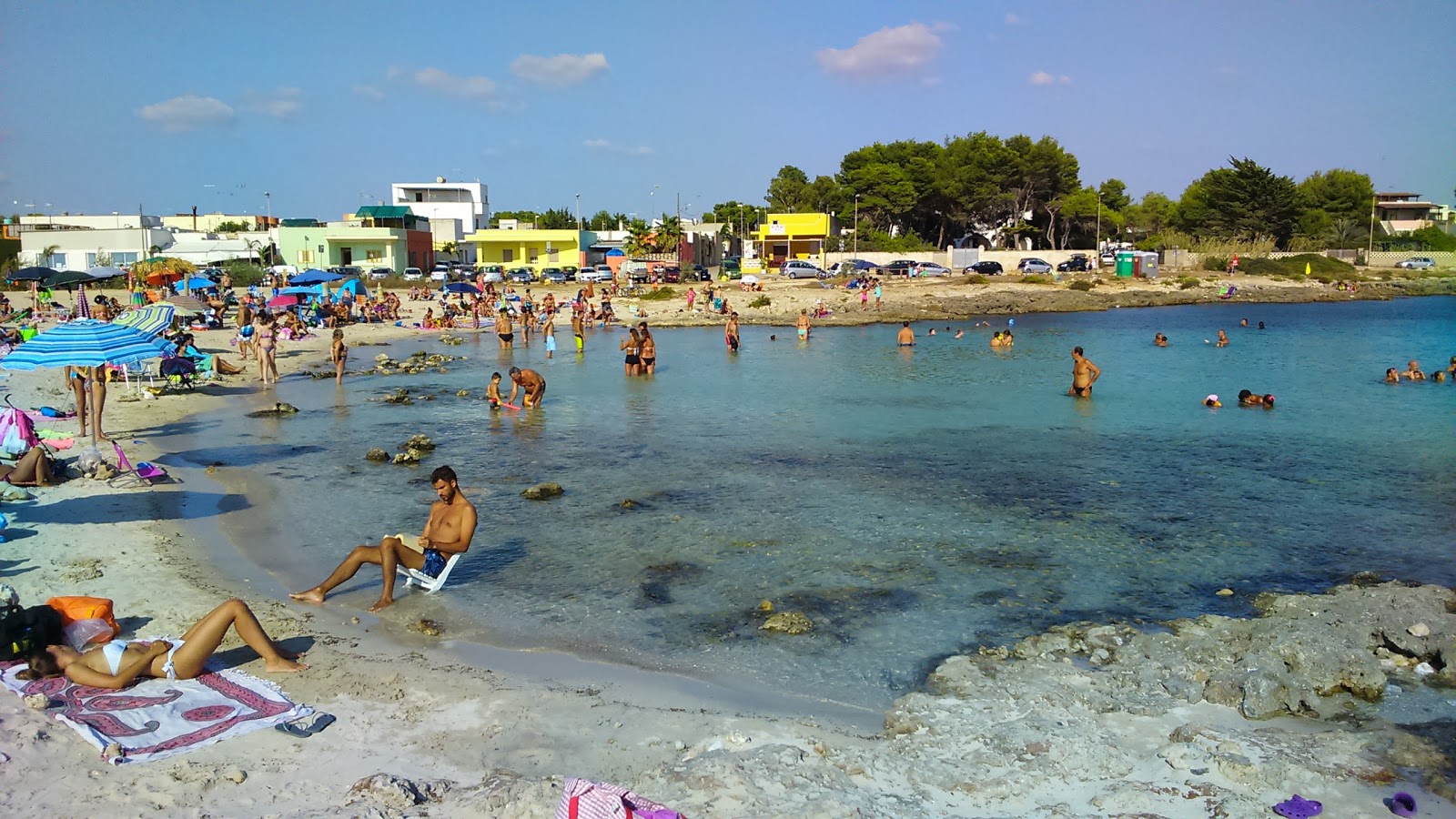 Spiaggia di Torre Squillace'in fotoğrafı mavi sular yüzey ile