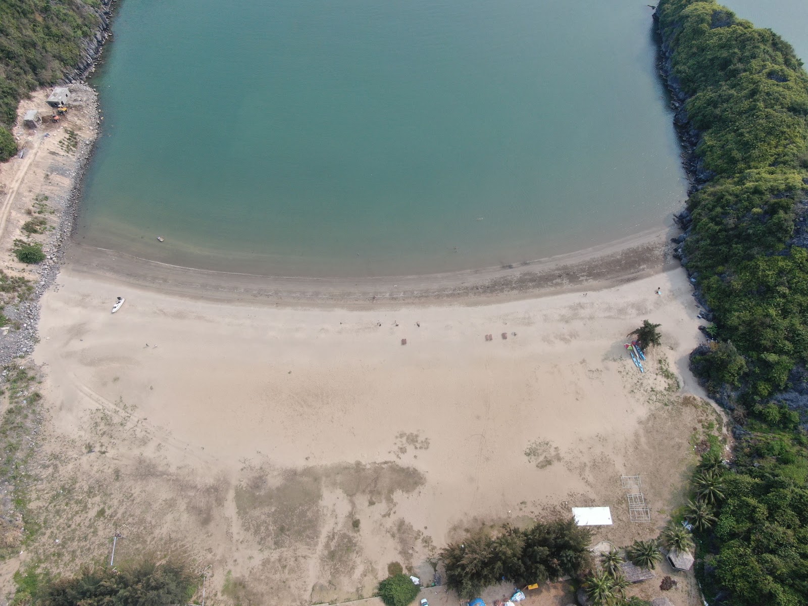 Photo de Tung thu beach protégé par des falaises