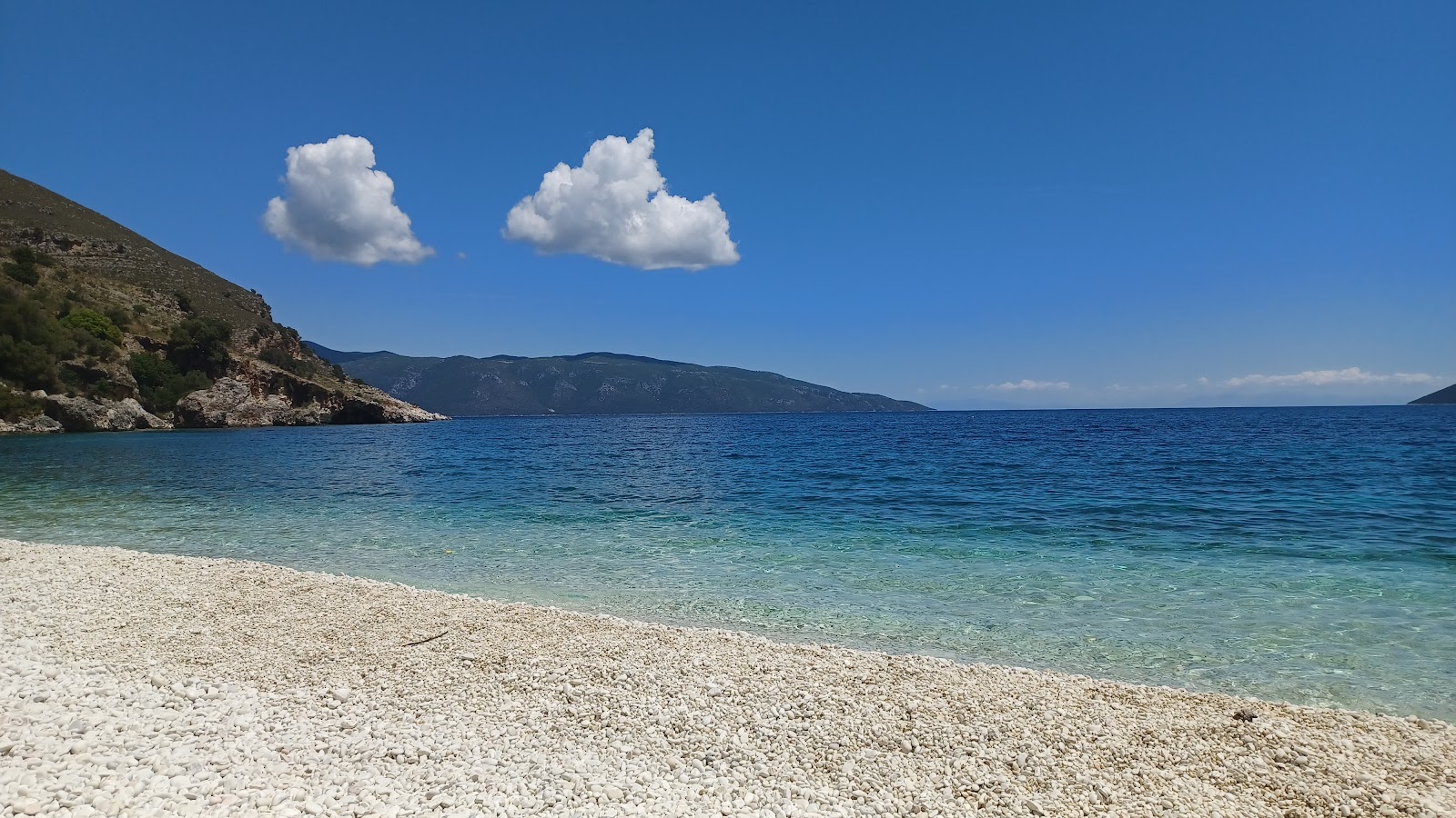 Lithovatis Beach'in fotoğrafı dağlarla çevrili