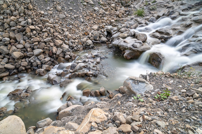 Rezensionen über Steinibach - Parkplatz und Gebirgsbach mit kleinem Wasserfall in Sarnen - Schuhgeschäft