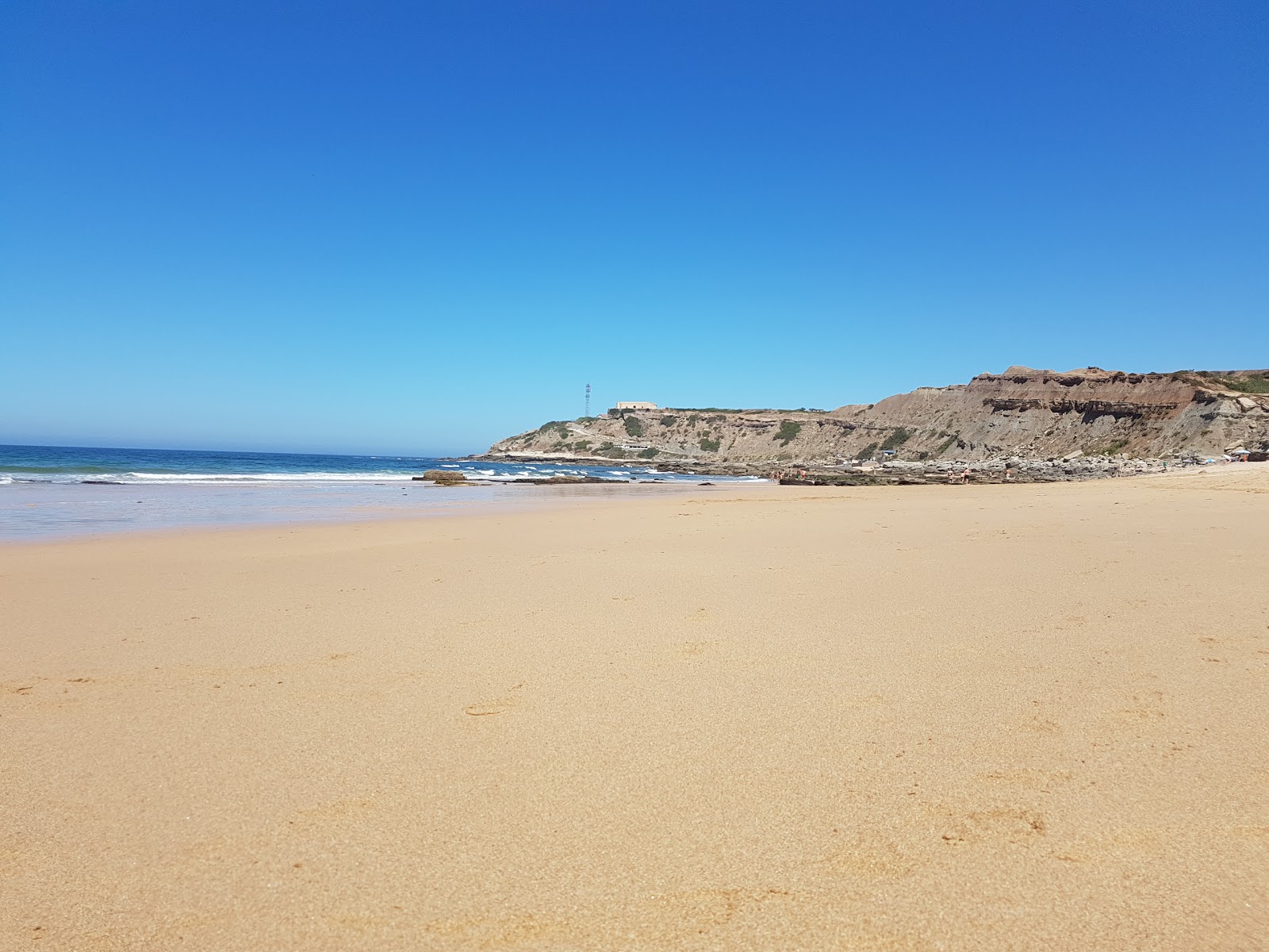 Foto von Praia do Canical von Klippen umgeben