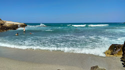 Avlaki Beach'in fotoğrafı uçurumlarla desteklenmiş