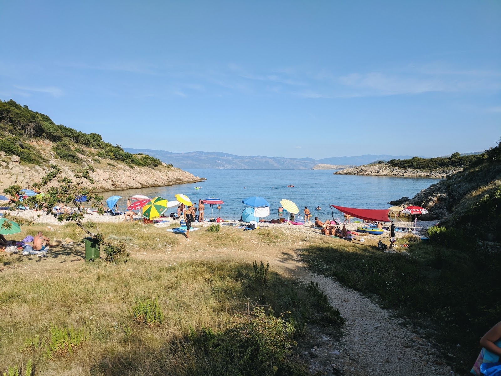 Plaza Javna'in fotoğrafı dağlarla çevrili