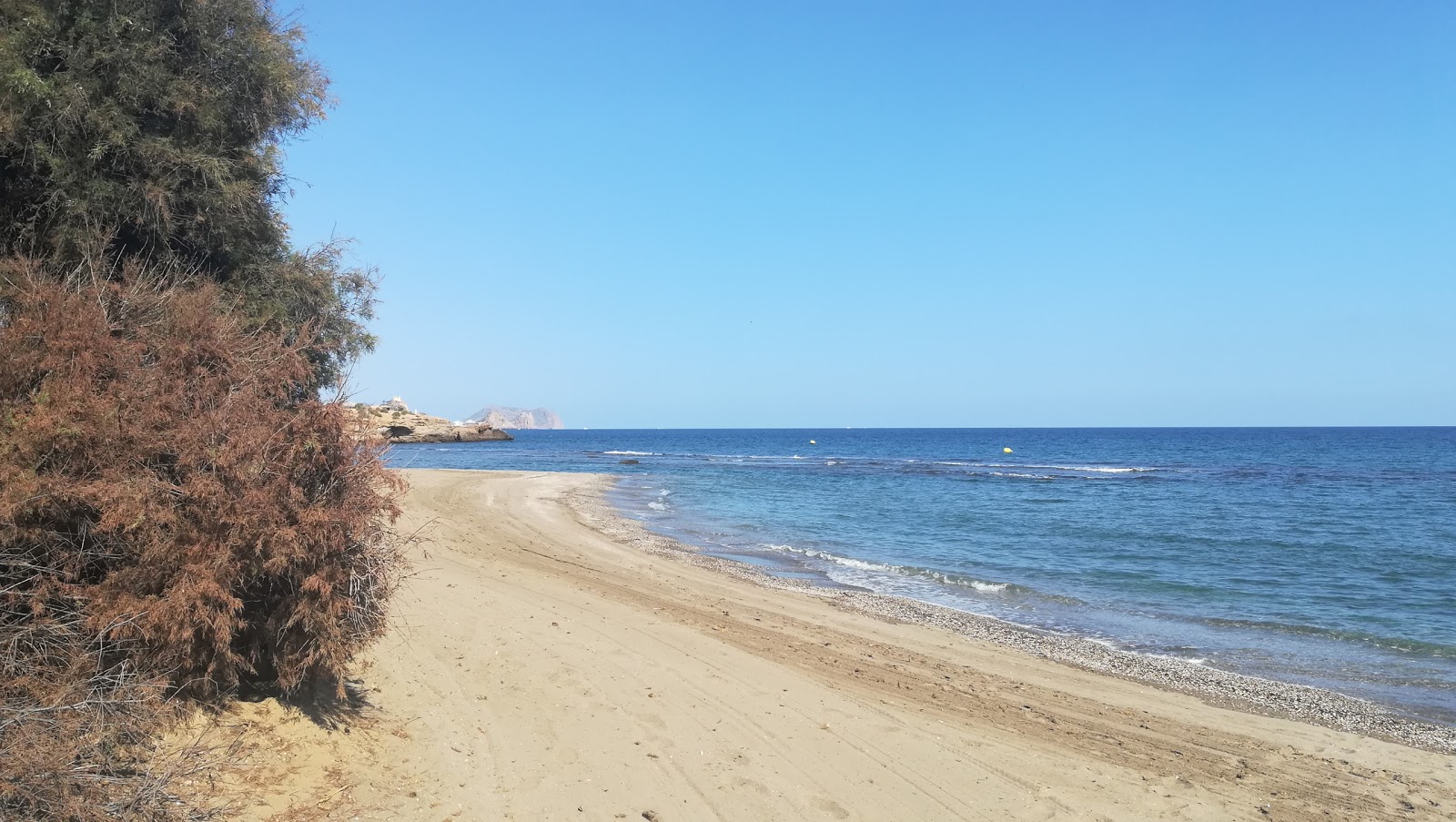 Valokuva Playa del Matalentiscoista. pinnalla vihreä vesi:n kanssa