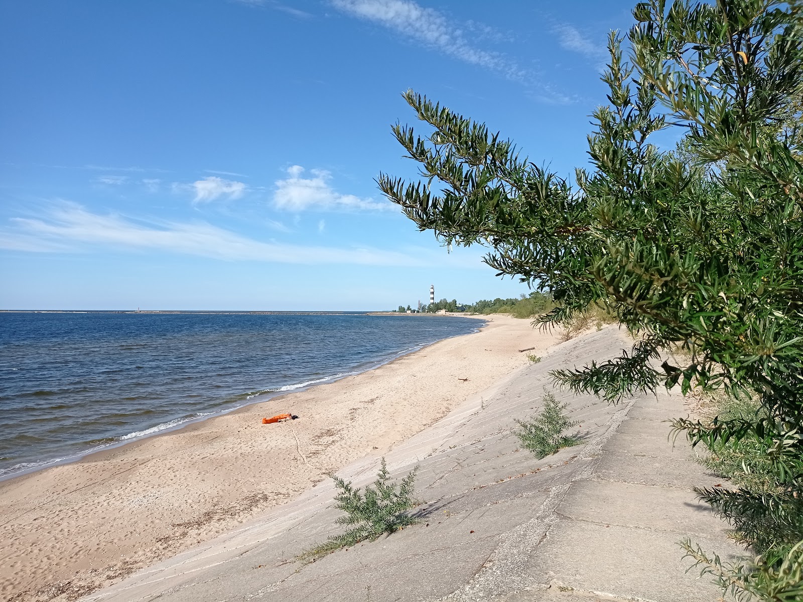 Valokuva Daugavgrivas pludmaleista. pinnalla kirkas hiekka:n kanssa