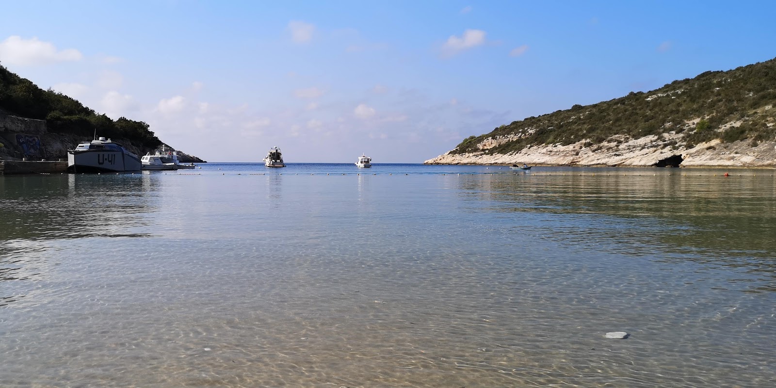 Porat beach'in fotoğrafı dağlarla çevrili
