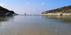 Porat beach'in fotoğrafı dağlarla çevrili