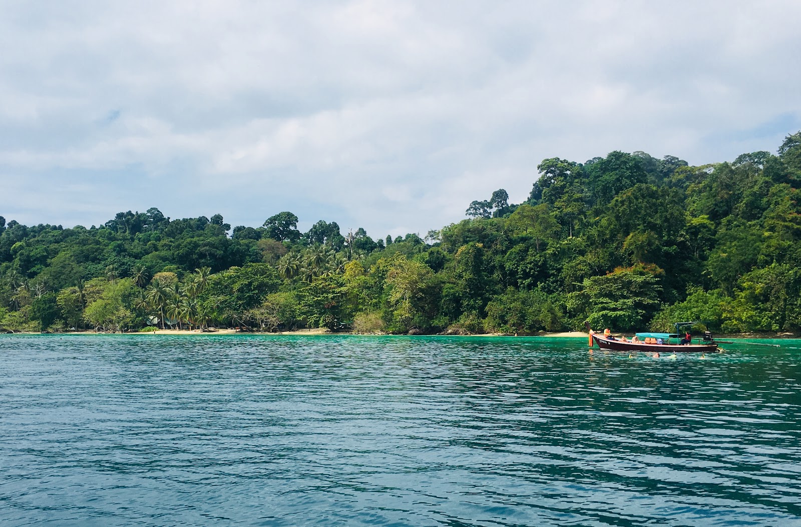 Foto de Ao-nieng Beach Resort com água cristalina superfície