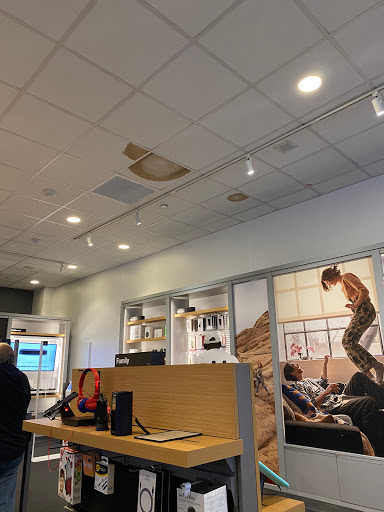 Cell Phone Store «Verizon», reviews and photos, 90-15 Queens Blvd, Elmhurst, NY 11373, USA