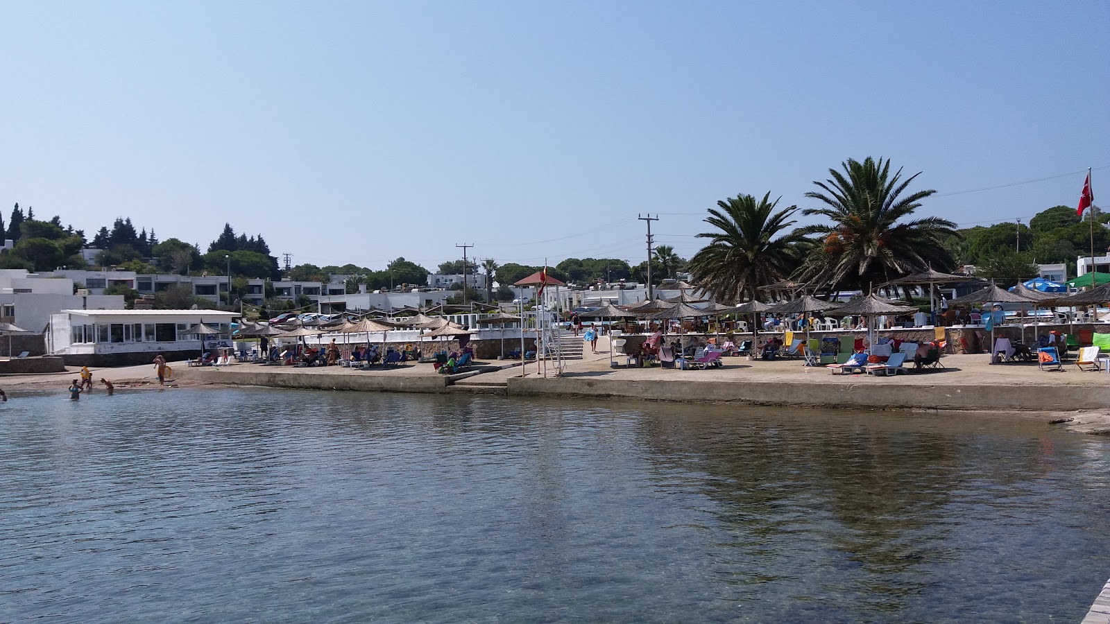 Foto de Shipyard beach com água cristalina superfície