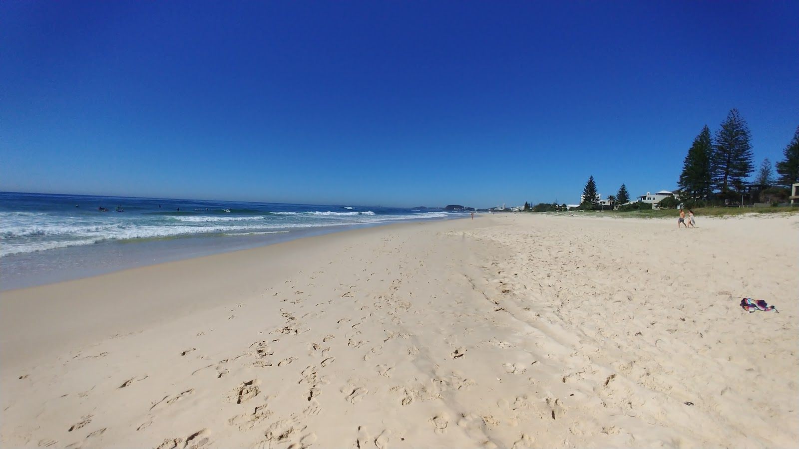 Foto van Mermaid Beach met helder fijn zand oppervlakte