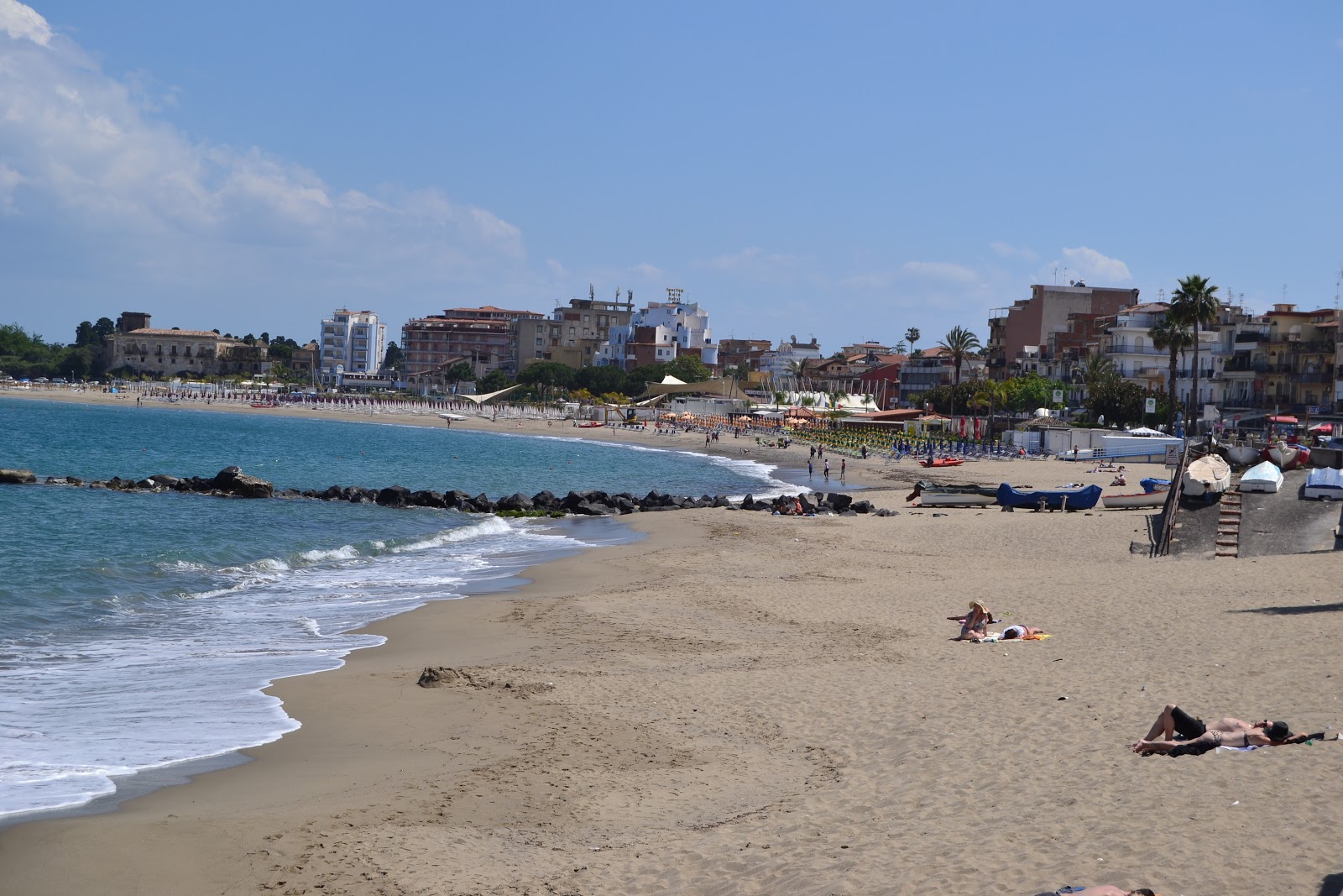 Photo de Giardini Naxos III avec plusieurs moyennes baies