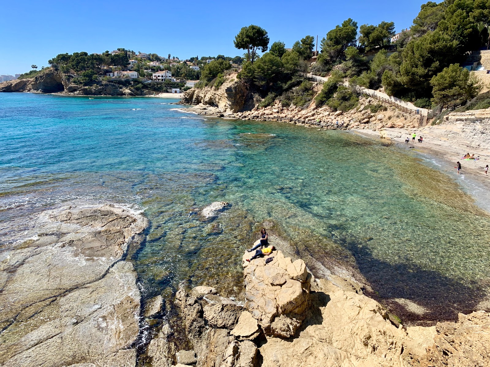 Foto de Cala Pinets com terreno rochoso superfície