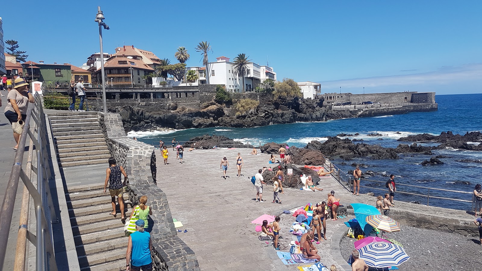 Photo de Playa de San Telmo avec court et droit