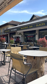 Atmosphère du Restaurant Brasserie Les Quais à Aix-les-Bains - n°3