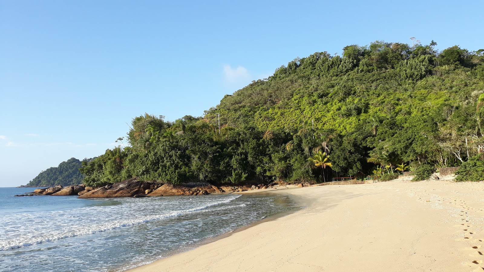Foto von Praia Brava do Sul von Klippen umgeben