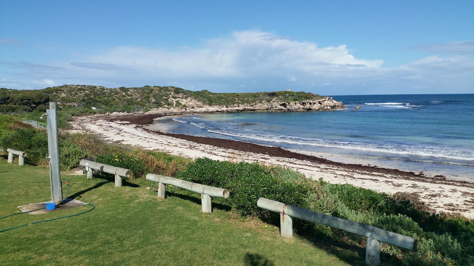 Rocky Bay Beach'in fotoğrafı geniş bir kıyı şeridi ile birlikte