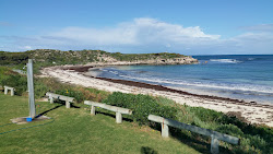 Rocky Bay Beach'in fotoğrafı geniş bir kıyı şeridi ile birlikte