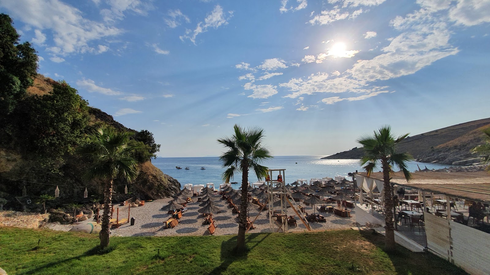 Foto van Llaman Beach ondersteund door kliffen