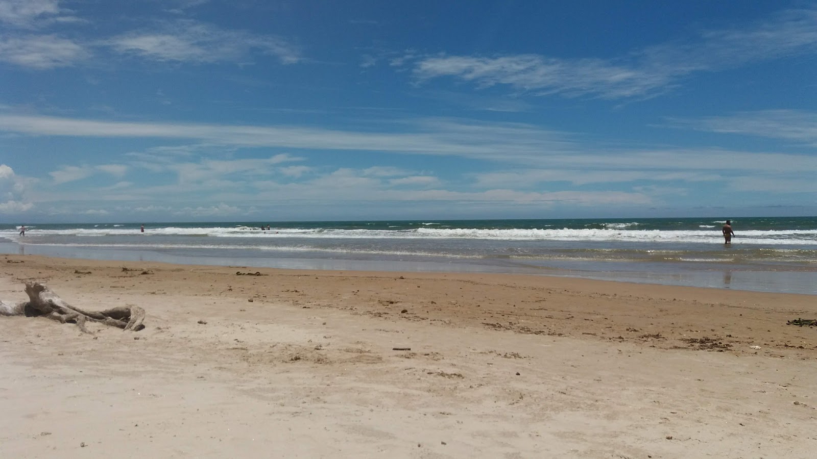 Foto van Itabapoana Strand met helder zand oppervlakte