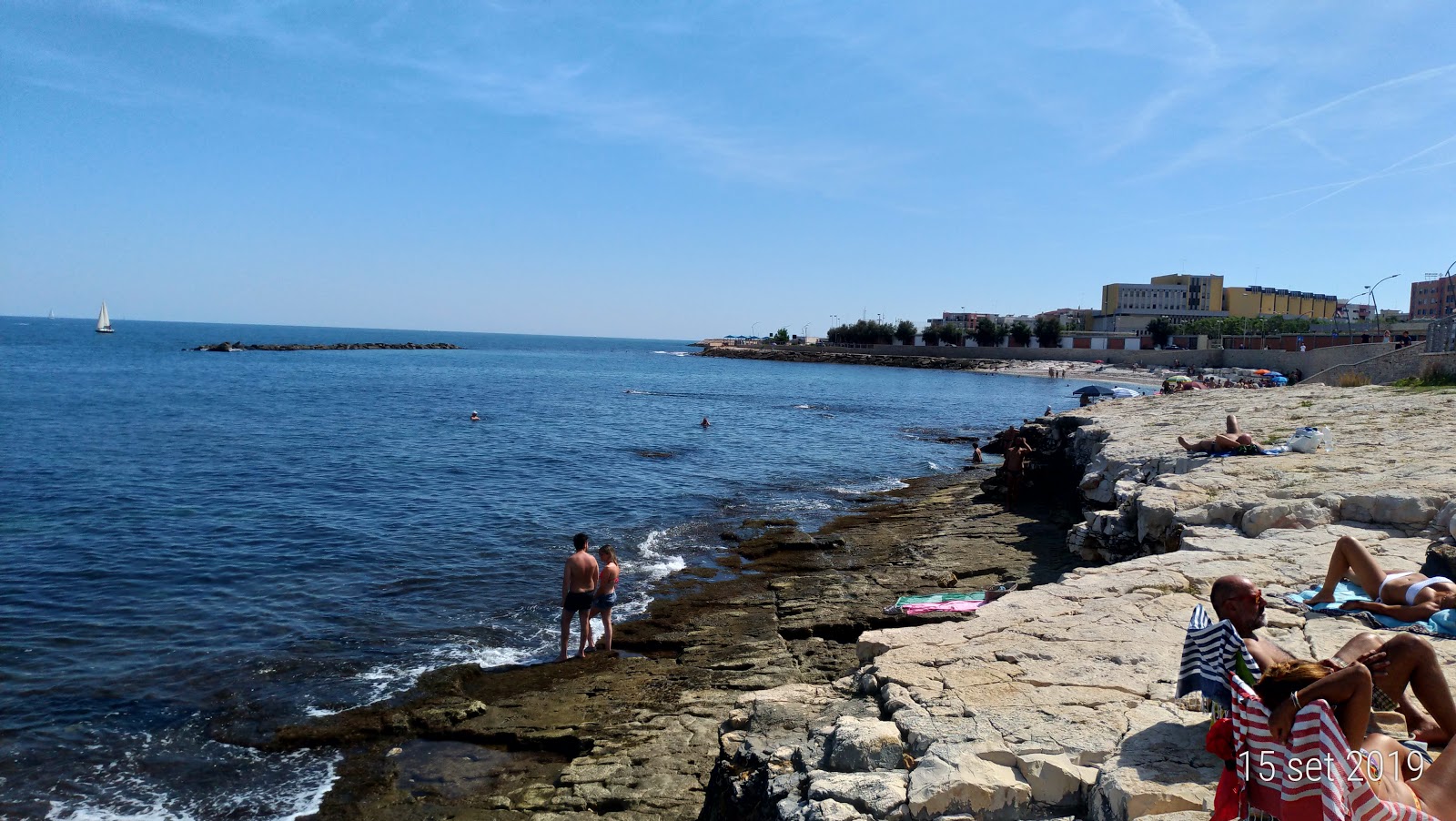 Spiaggia La Salata的照片 带有蓝色纯水表面