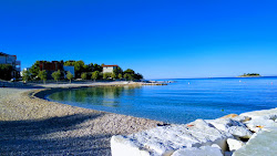 Foto von Grgic beach und die siedlung