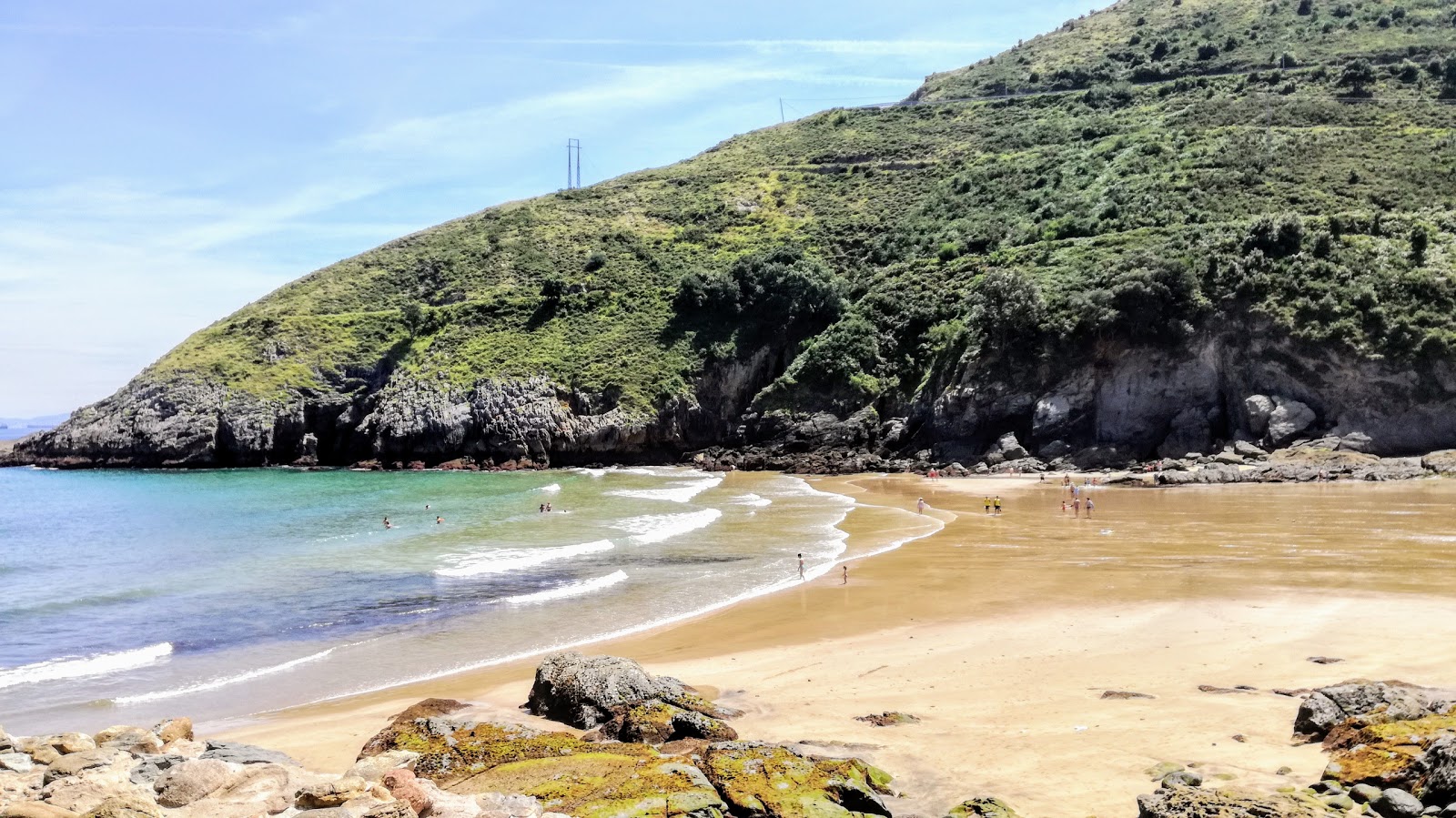 Foto av Playa de Miono omgiven av klippor