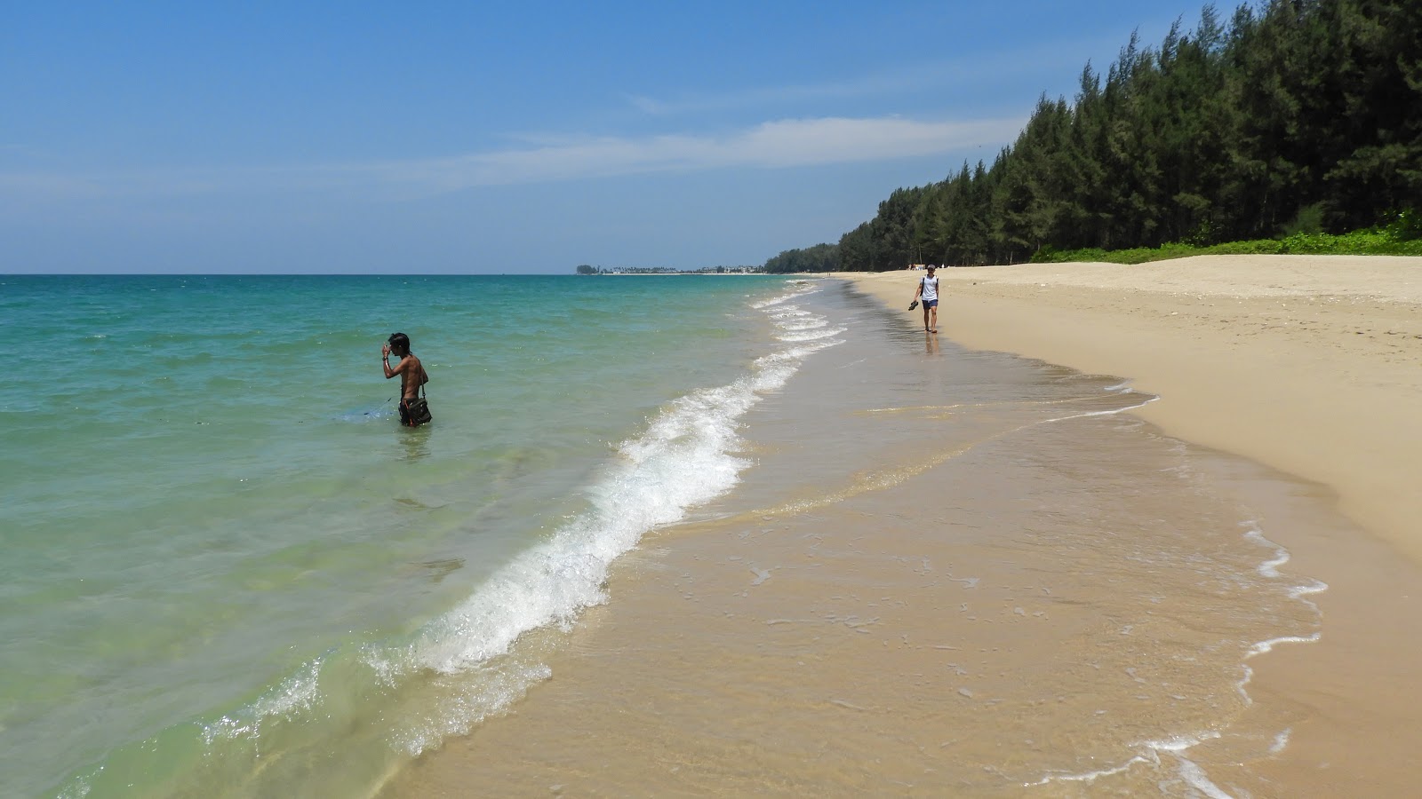 Fotografija Bang Sak Beach z svetel pesek površino