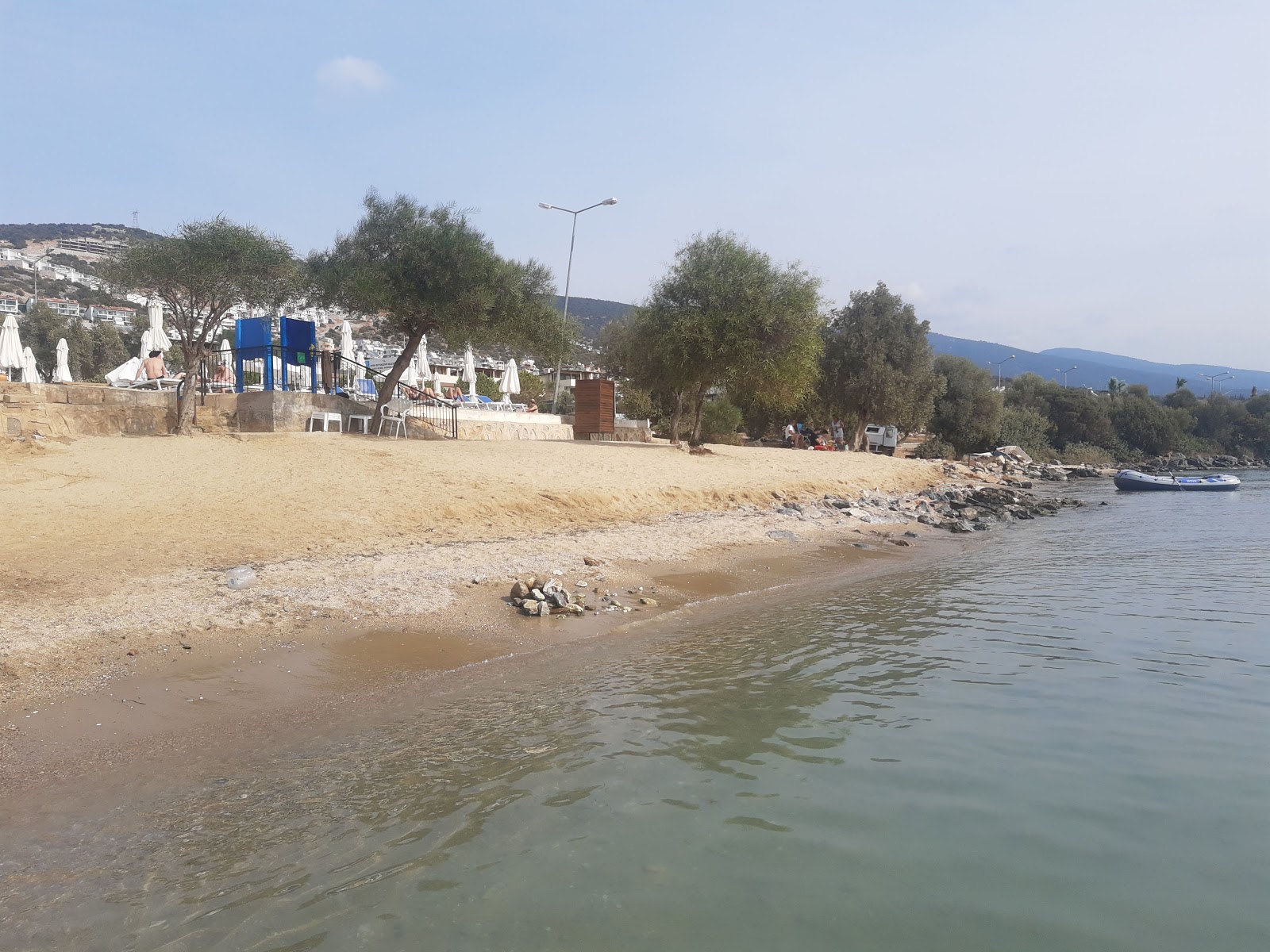 Photo de Kerem beach II avec plusieurs moyennes baies