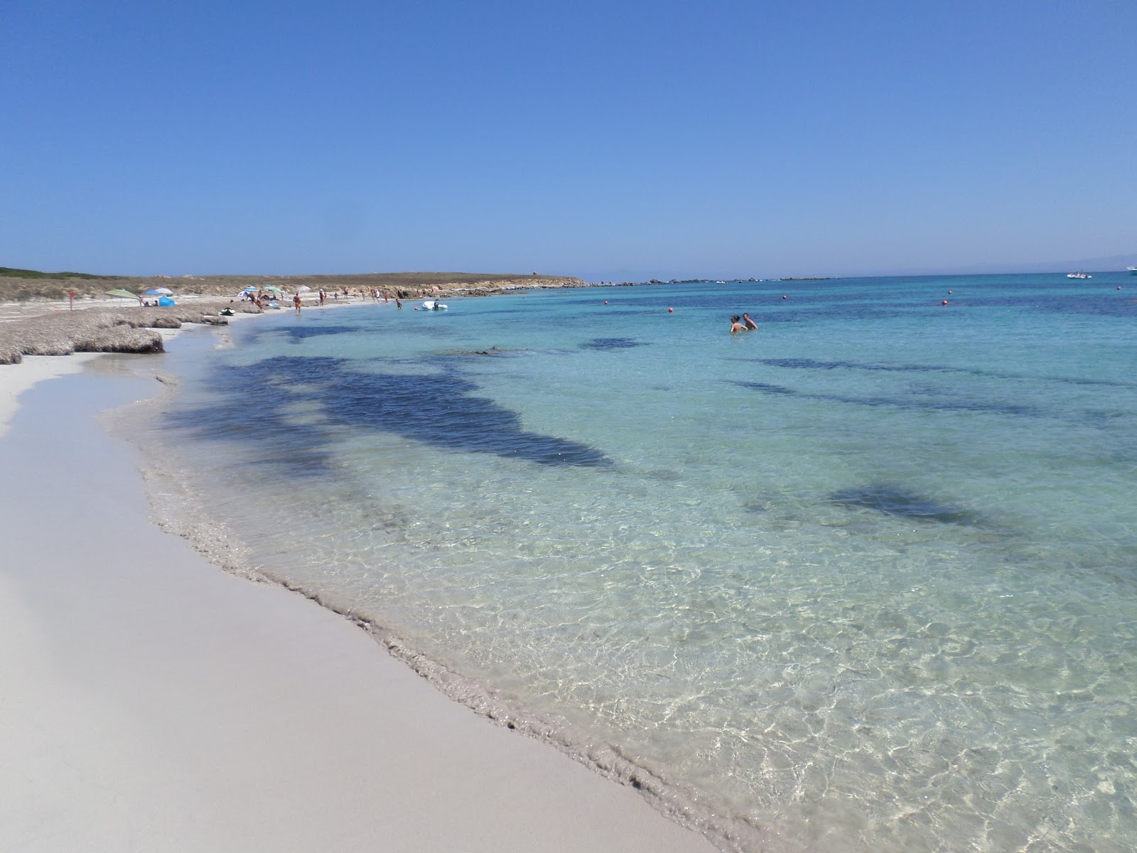Valokuva Spiaggia le Salineista. pinnalla kirkas hiekka:n kanssa