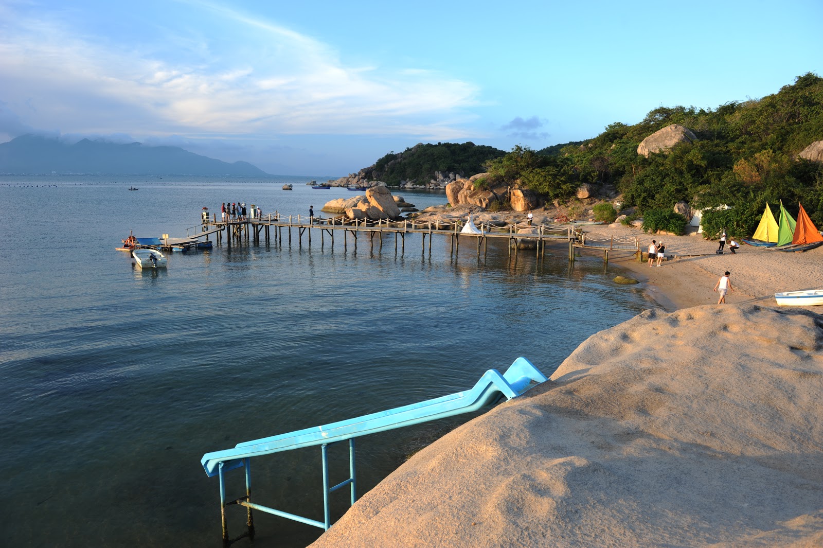 Foto de Ngoc Suong Beach respaldado por acantilados