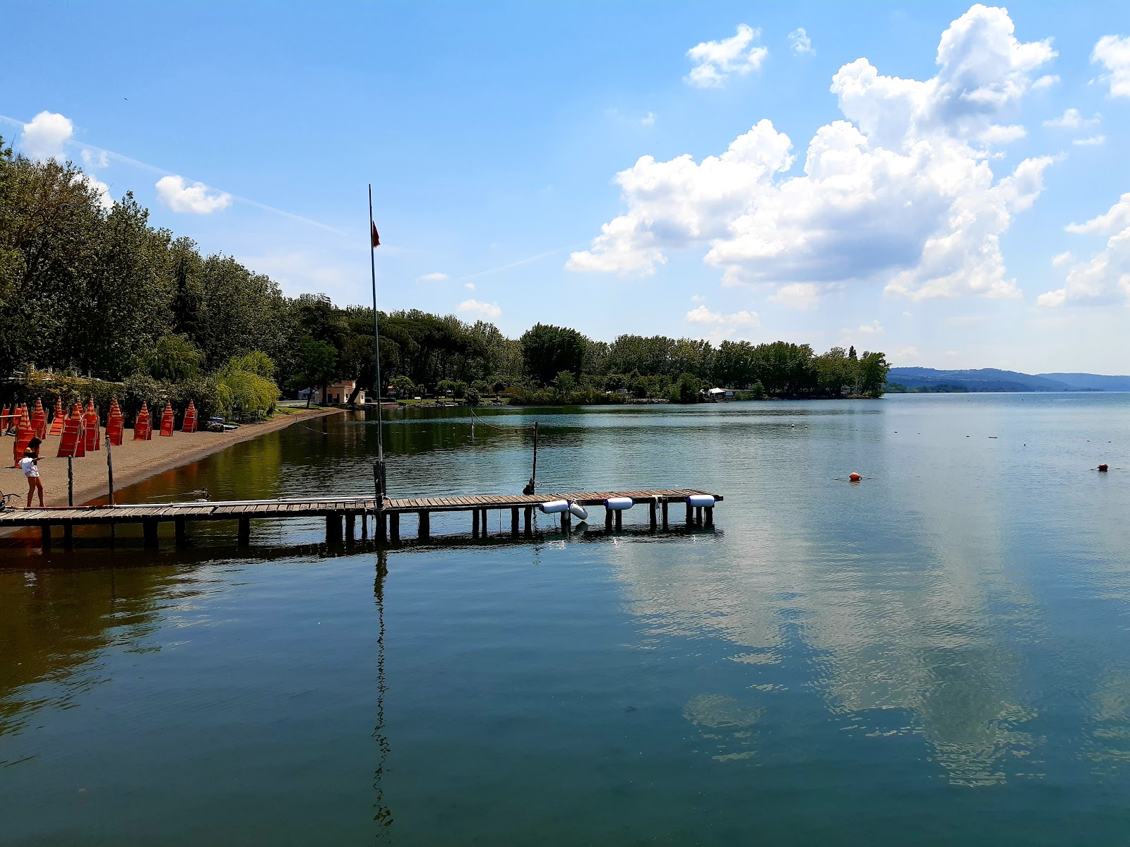 Foto di Spiaggia Lago Bolsena con una superficie del sabbia marrone