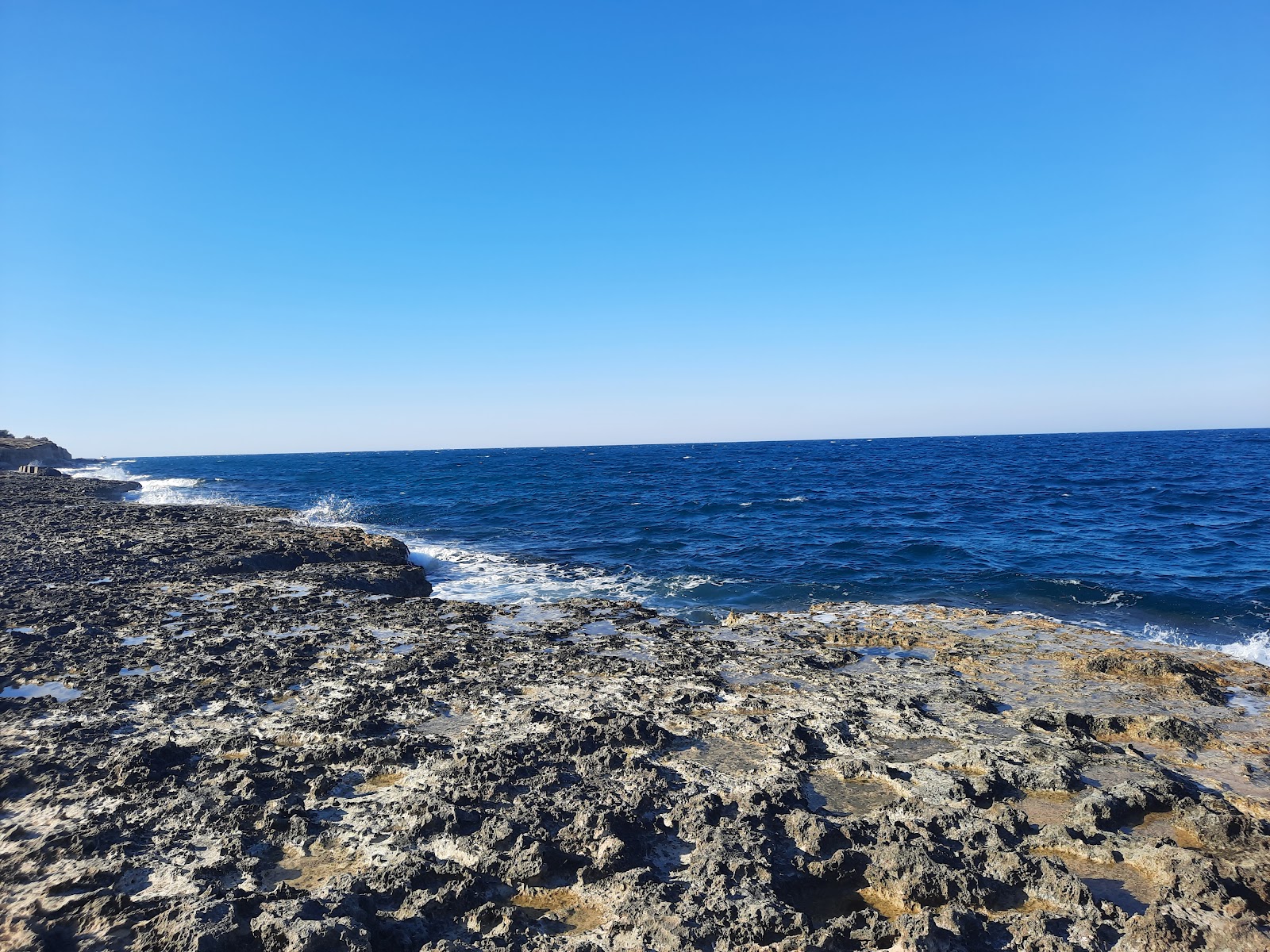Grotta de l'Acqua duce'in fotoğrafı dağlarla çevrili