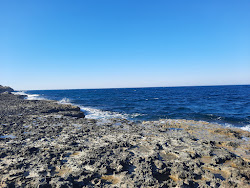 Grotta de l'Acqua duce'in fotoğrafı dağlarla çevrili
