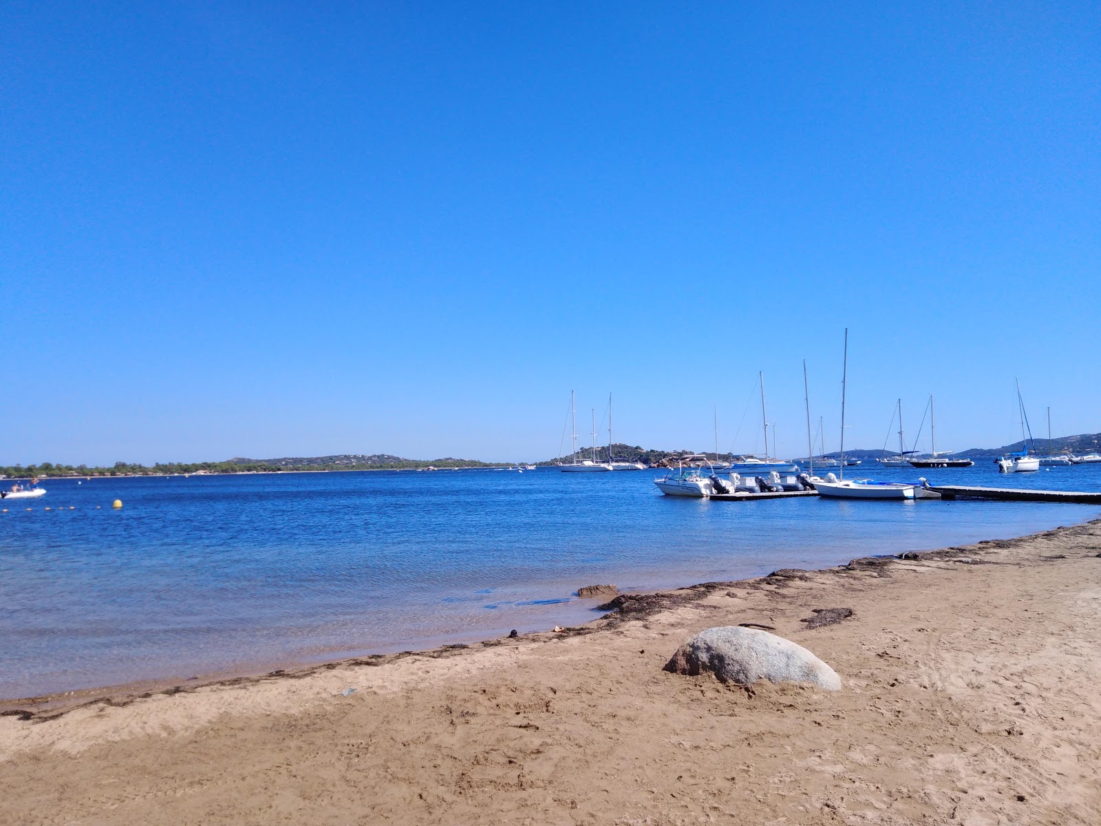 Plage Punta di Benedettu III'in fotoğrafı mavi saf su yüzey ile