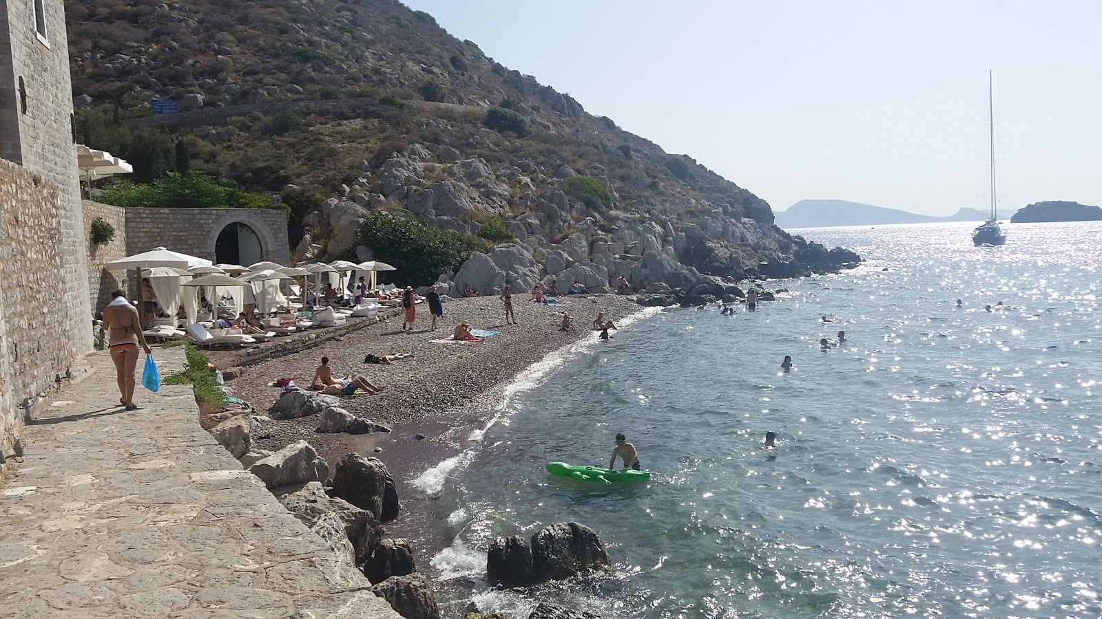 Zdjęcie Kamini Beach otoczony górami