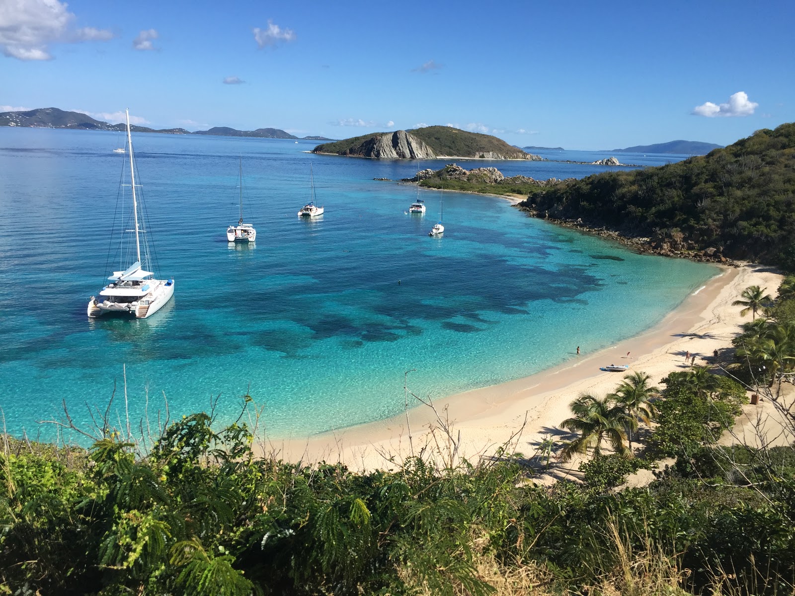 Foto van Peter Island Strand met hoog niveau van netheid