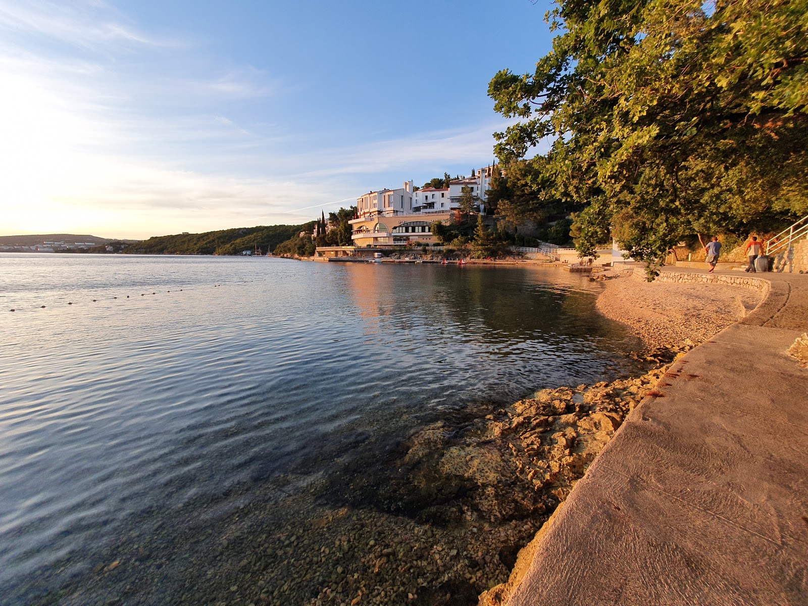 Photo of Uvala Scott beach II backed by cliffs