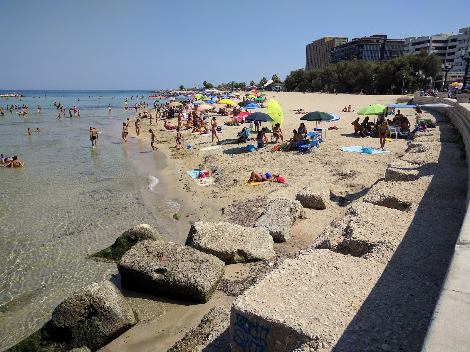 Fotografija Spiaggia Pane e Pomodoro z svetel pesek površino