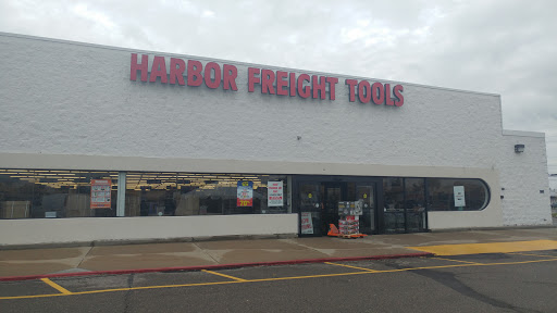 Hardware Store «Harbor Freight Tools», reviews and photos, 32706 John R Rd, Madison Heights, MI 48071, USA