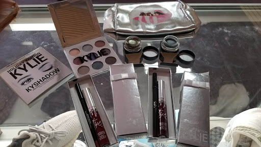 Shopping Mall «Mitchell Mall», reviews and photos, 1020 W Historic Mitchell St, Milwaukee, WI 53204, USA