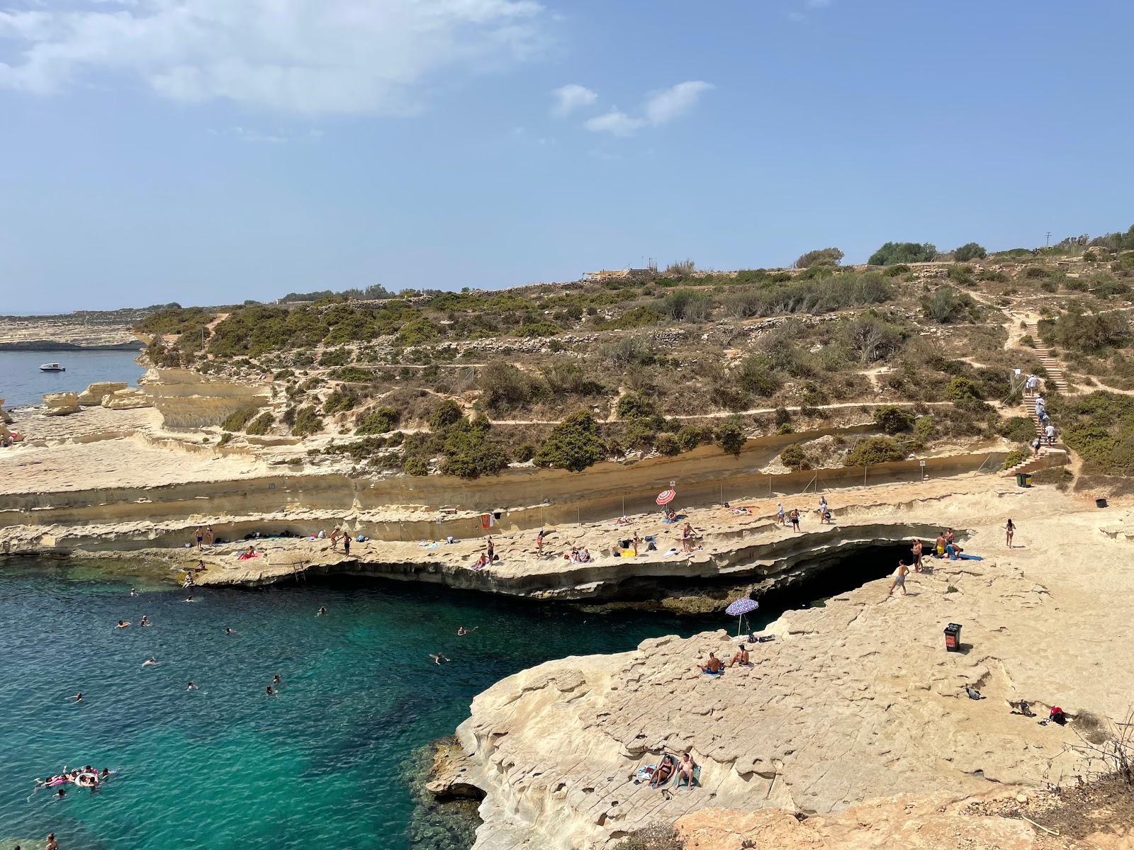 Foto av St. Peter's Pool med stenar yta